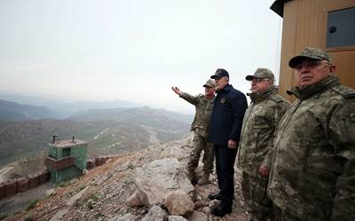  Millî Savunma Bakanı Hulusi Akar ve Komutanlar, Zap’a 10 Km Mesafedeki Taktik Komuta Yeri’nden Pençe-Kilit Operasyonu’nu Takip Etti
