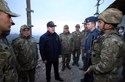  Millî Savunma Bakanı Hulusi Akar ve Komutanlar, Zap’a 10 Km Mesafedeki Taktik Komuta Yeri’nden Pençe-Kilit Operasyonu’nu Takip Etti