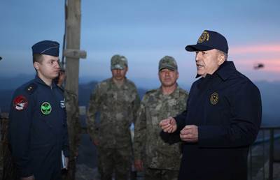  Millî Savunma Bakanı Hulusi Akar ve Komutanlar, Zap’a 10 Km Mesafedeki Taktik Komuta Yeri’nden Pençe-Kilit Operasyonu’nu Takip Etti