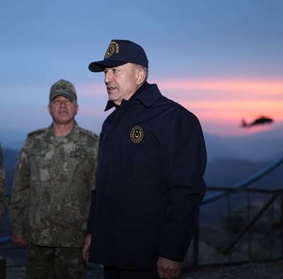  Millî Savunma Bakanı Hulusi Akar ve Komutanlar, Zap’a 10 Km Mesafedeki Taktik Komuta Yeri’nden Pençe-Kilit Operasyonu’nu Takip Etti