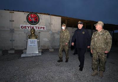  Millî Savunma Bakanı Hulusi Akar ve Komutanlar, Zap’a 10 Km Mesafedeki Taktik Komuta Yeri’nden Pençe-Kilit Operasyonu’nu Takip Etti