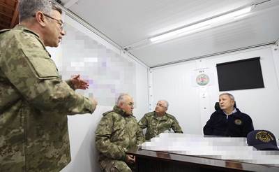  Millî Savunma Bakanı Hulusi Akar ve Komutanlar, Zap’a 10 Km Mesafedeki Taktik Komuta Yeri’nden Pençe-Kilit Operasyonu’nu Takip Etti