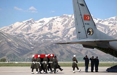 Pençe-Kilit Operasyonu’nda Şehit Olan Askerlerimiz İçin Yüksekova’da Tören Düzenlendi
