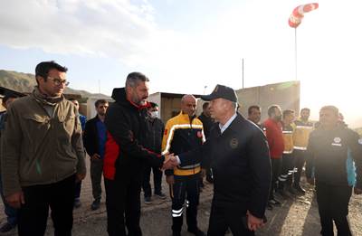 Millî Savunma Bakanı Hulusi Akar, Sınırın Sıfır Noktasındaki Sahra Hastanesini Ziyaret Etti