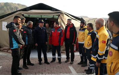 Millî Savunma Bakanı Hulusi Akar, Sınırın Sıfır Noktasındaki Sahra Hastanesini Ziyaret Etti