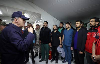 Millî Savunma Bakanı Hulusi Akar, Sınırın Sıfır Noktasındaki Sahra Hastanesini Ziyaret Etti