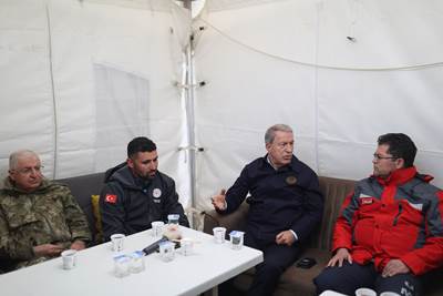 Millî Savunma Bakanı Hulusi Akar, Sınırın Sıfır Noktasındaki Sahra Hastanesini Ziyaret Etti