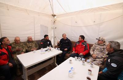 Millî Savunma Bakanı Hulusi Akar, Sınırın Sıfır Noktasındaki Sahra Hastanesini Ziyaret Etti