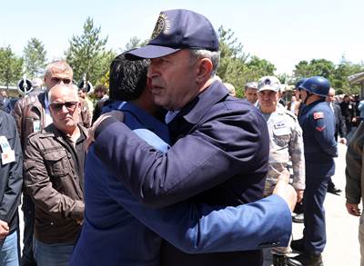 Millî Savunma Bakanı Hulusi Akar ve Komutanlar, Şehit Piyade Uzman Çavuş Onur Doğan İçin Düzenlenen Törene Katıldı, Şehidin Ailesine Başsağlığı Diledi 