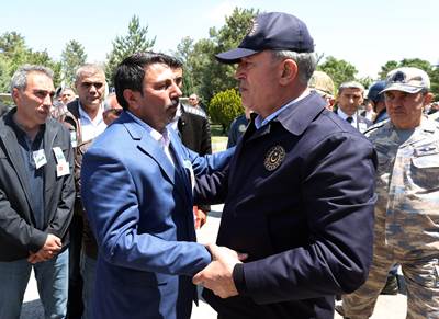 Millî Savunma Bakanı Hulusi Akar ve Komutanlar, Şehit Piyade Uzman Çavuş Onur Doğan İçin Düzenlenen Törene Katıldı, Şehidin Ailesine Başsağlığı Diledi 