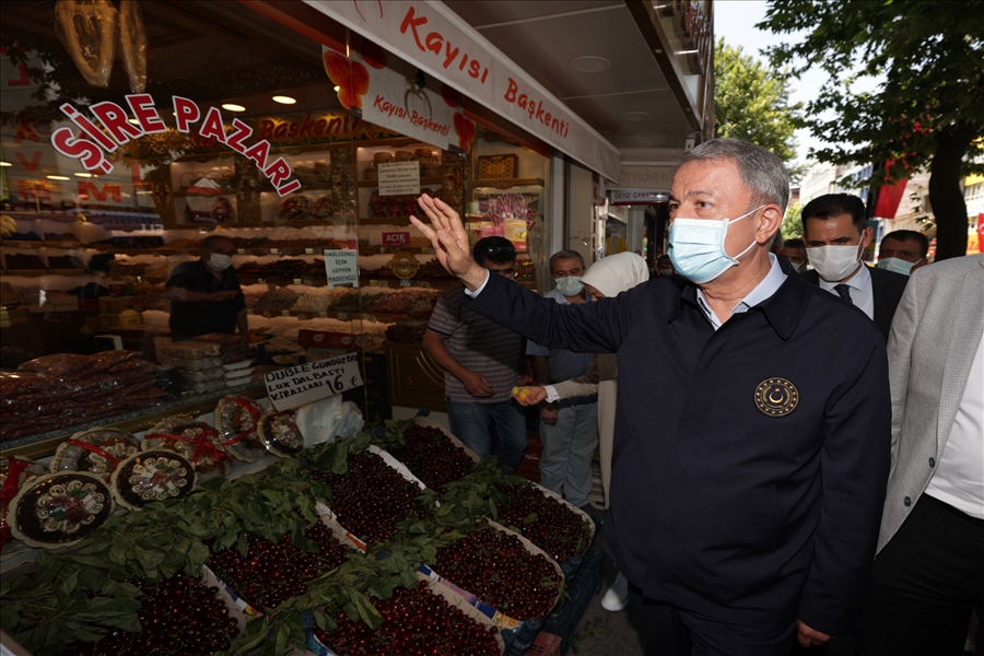 Millî Savunma Bakanı Hulusi Akar Malatya’da Esnafı Ziyaret Ederek Vatandaşlarla Sohbet Etti