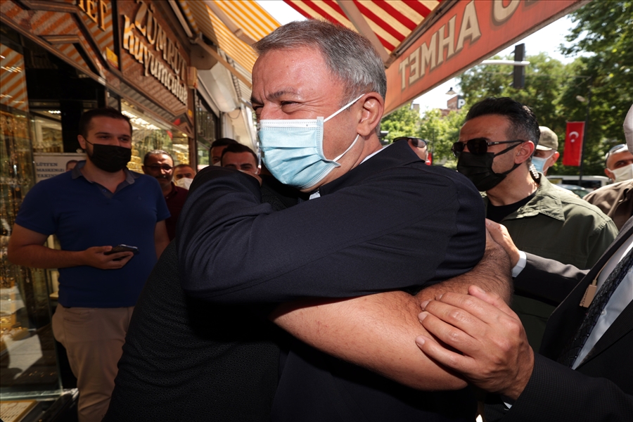 Millî Savunma Bakanı Hulusi Akar Malatya’da Esnafı Ziyaret Ederek Vatandaşlarla Sohbet Etti
