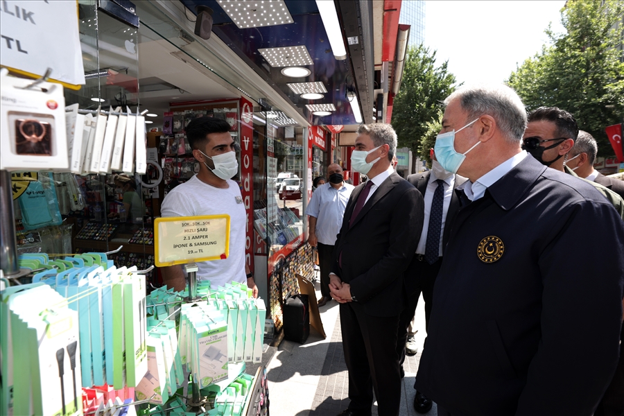 Millî Savunma Bakanı Hulusi Akar Malatya’da Esnafı Ziyaret Ederek Vatandaşlarla Sohbet Etti
