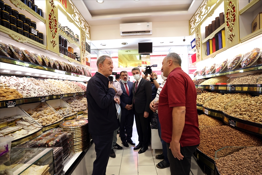 Millî Savunma Bakanı Hulusi Akar Malatya’da Esnafı Ziyaret Ederek Vatandaşlarla Sohbet Etti