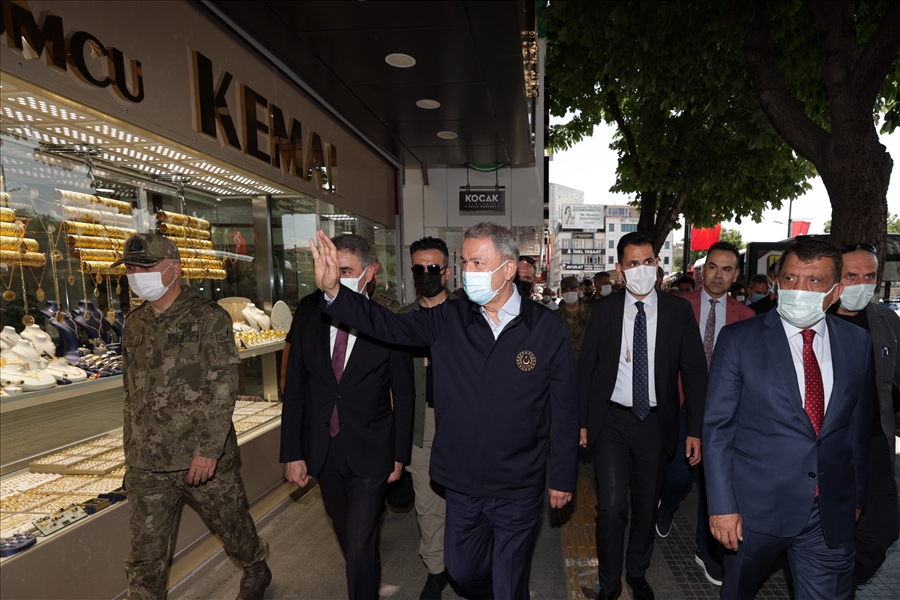 Millî Savunma Bakanı Hulusi Akar Malatya’da Esnafı Ziyaret Ederek Vatandaşlarla Sohbet Etti