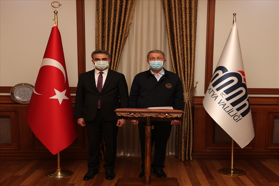 Millî Savunma Bakanı Hulusi Akar Malatya’da Esnafı Ziyaret Ederek Vatandaşlarla Sohbet Etti