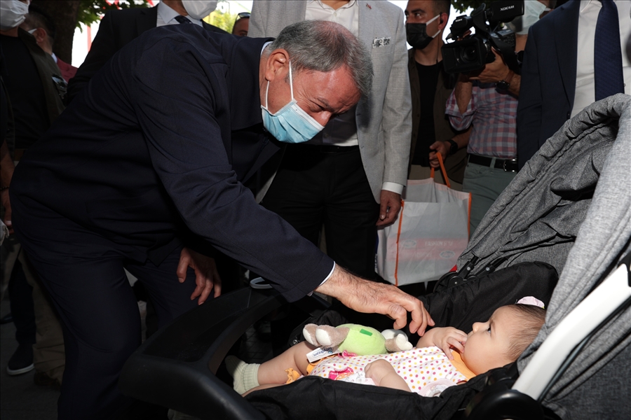 Millî Savunma Bakanı Hulusi Akar Malatya’da Esnafı Ziyaret Ederek Vatandaşlarla Sohbet Etti