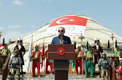 Cumhurbaşkanımız Sn. Erdoğan’ın Teşrifleriyle Ahlat’ta Gerçekleşen Malazgirt Zaferi Törenlerine Millî Savunma Bakanı Hulusi Akar 
Beraberinde TSK Komuta Kademesi ile Katıldı