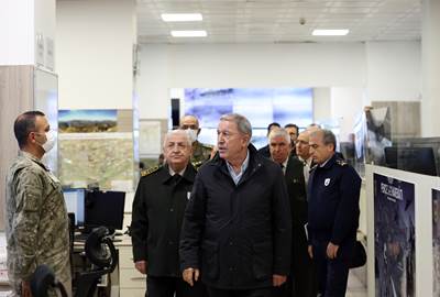 Millî Savunma Bakanı Hulusi Akar ve Beraberindeki TSK Komuta Kademesi Kara Kuvvetleri Harekât Merkezinde!