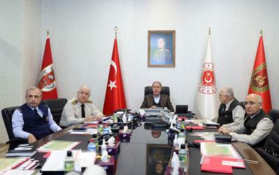 Millî Savunma Bakanı Hulusi Akar ve Beraberindeki TSK Komuta Kademesi Kara Kuvvetleri Harekât Merkezinde!