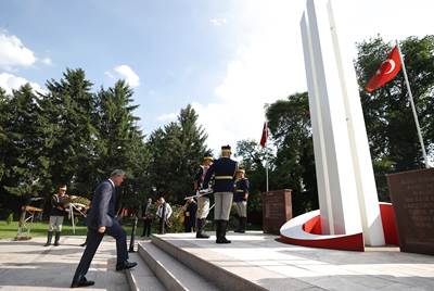 Millî Savunma Bakanı Hulusi Akar, Beraberinde Genelkurmay Başkanı Org. Yaşar Güler ile Bükreş'teki Türk Şehitliğini Ziyaret Etti