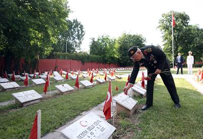 Millî Savunma Bakanı Hulusi Akar, Beraberinde Genelkurmay Başkanı Org. Yaşar Güler ile Bükreş'teki Türk Şehitliğini Ziyaret Etti