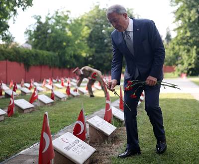 Millî Savunma Bakanı Hulusi Akar, Beraberinde Genelkurmay Başkanı Org. Yaşar Güler ile Bükreş'teki Türk Şehitliğini Ziyaret Etti