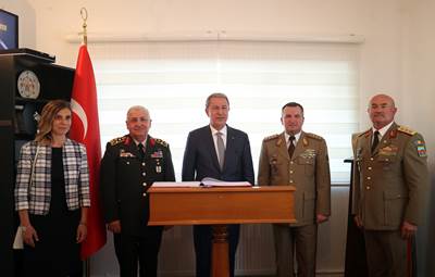 Millî Savunma Bakanı Hulusi Akar, Beraberinde Genelkurmay Başkanı Org. Yaşar Güler ile Bükreş'teki Türk Şehitliğini Ziyaret Etti