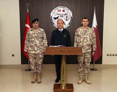 Millî Savunma Bakanı Hulusi Akar, Katar’da Görevli Mehmetçik ile Bir Araya Geldi