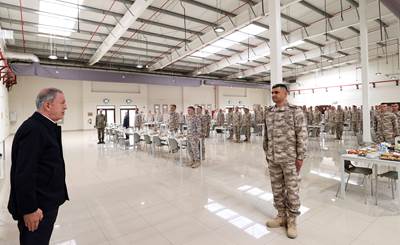 Millî Savunma Bakanı Hulusi Akar, Katar’da Görevli Mehmetçik ile Bir Araya Geldi