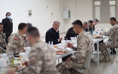 Millî Savunma Bakanı Hulusi Akar, Katar’da Görevli Mehmetçik ile Bir Araya Geldi