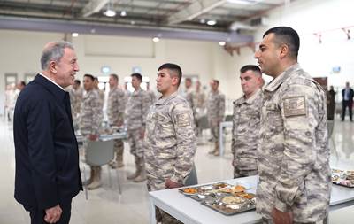 Millî Savunma Bakanı Hulusi Akar, Katar’da Görevli Mehmetçik ile Bir Araya Geldi