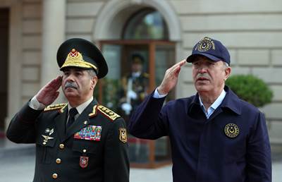 Millî Savunma Bakanı Hulusi Akar ve Azerbaycan Savunma Bakanı Orgeneral Zakir Hasanov Bakü’de Bir Araya Geldi 
