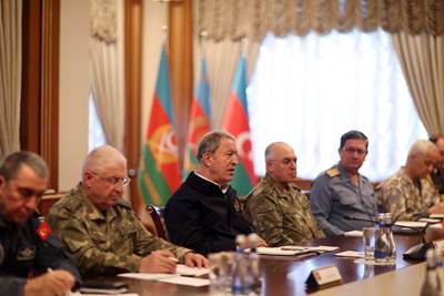 Millî Savunma Bakanı Hulusi Akar ve Azerbaycan Savunma Bakanı Orgeneral Zakir Hasanov Bakü’de Bir Araya Geldi 