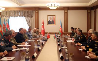 Millî Savunma Bakanı Hulusi Akar ve Azerbaycan Savunma Bakanı Orgeneral Zakir Hasanov Bakü’de Bir Araya Geldi 