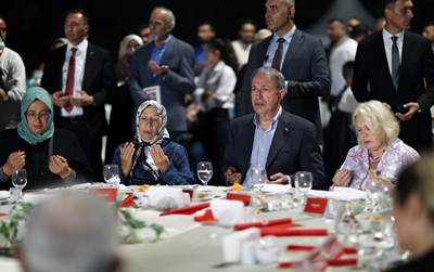 Millî Savunma Bakanı Hulusi Akar, İstanbul’da Şehit Ailelerimiz ve Gazilerimizin Katılımıyla Gerçekleşen Geceye İştirak Etti