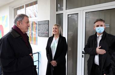 Saraybosna’daki Minik Öğrencilerden Millî Savunma Bakanı Hulusi Akar’a Coşkulu Karşılama