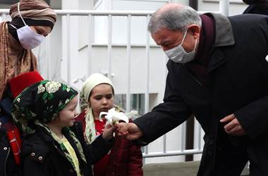 Saraybosna’daki Minik Öğrencilerden Millî Savunma Bakanı Hulusi Akar’a Coşkulu Karşılama