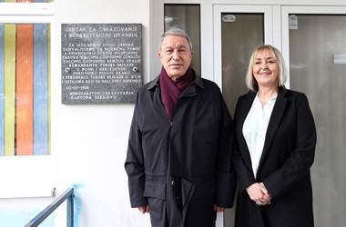 Saraybosna’daki Minik Öğrencilerden Millî Savunma Bakanı Hulusi Akar’a Coşkulu Karşılama