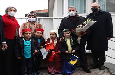 Saraybosna’daki Minik Öğrencilerden Millî Savunma Bakanı Hulusi Akar’a Coşkulu Karşılama