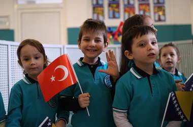 Saraybosna’daki Minik Öğrencilerden Millî Savunma Bakanı Hulusi Akar’a Coşkulu Karşılama