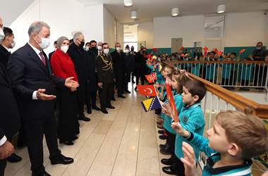 Saraybosna’daki Minik Öğrencilerden Millî Savunma Bakanı Hulusi Akar’a Coşkulu Karşılama