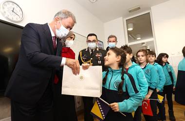 Saraybosna’daki Minik Öğrencilerden Millî Savunma Bakanı Hulusi Akar’a Coşkulu Karşılama