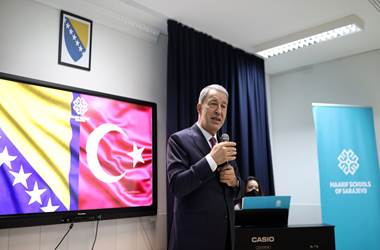 Saraybosna’daki Minik Öğrencilerden Millî Savunma Bakanı Hulusi Akar’a Coşkulu Karşılama