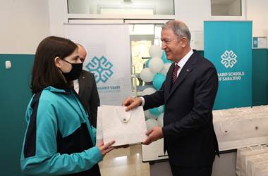 Saraybosna’daki Minik Öğrencilerden Millî Savunma Bakanı Hulusi Akar’a Coşkulu Karşılama