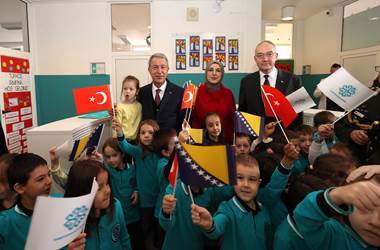 Saraybosna’daki Minik Öğrencilerden Millî Savunma Bakanı Hulusi Akar’a Coşkulu Karşılama