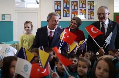 Saraybosna’daki Minik Öğrencilerden Millî Savunma Bakanı Hulusi Akar’a Coşkulu Karşılama