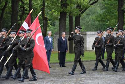 Millî Savunma Bakanı Hulusi Akar, Askerî Törenle Karşılandığı Letonya’da “Kahramanlar Mezarlığı”nı Ziyaret Etti