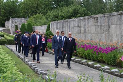 Millî Savunma Bakanı Hulusi Akar, Askerî Törenle Karşılandığı Letonya’da “Kahramanlar Mezarlığı”nı Ziyaret Etti