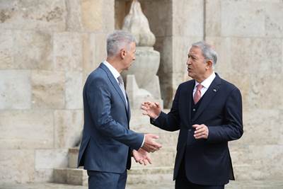 Millî Savunma Bakanı Hulusi Akar, Askerî Törenle Karşılandığı Letonya’da “Kahramanlar Mezarlığı”nı Ziyaret Etti